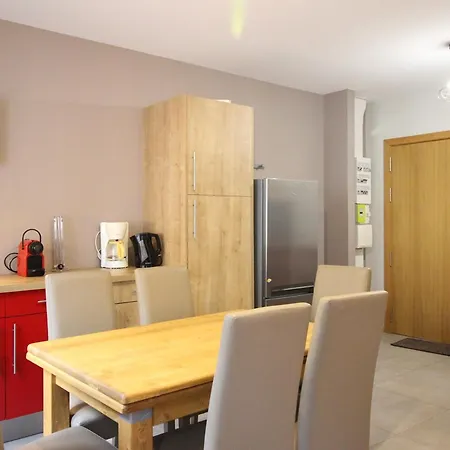 F2 Bis Au Mont-dore, 200m Du Centre Et Thermes, Parking Prive, Animaux Acceptes, 6 Couchages - Fr-1-415-69 Apartment Le Mont-Dore